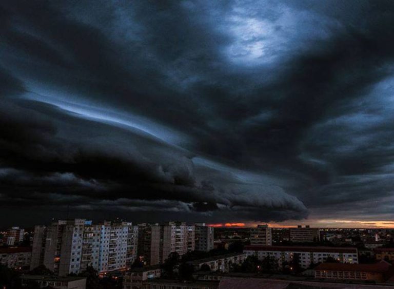 O furtună se apropie de Moldova! În circa 2 ore se așteaptă precipitații puternice O furtună se apropie de Moldova! În circa 2 ore se așteaptă precipitații puternice